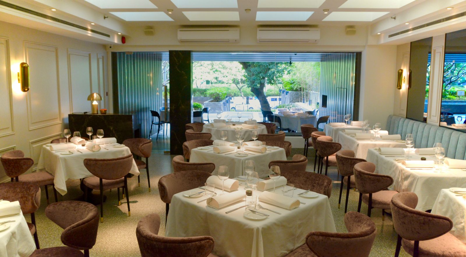 Sala — Dining-space detail