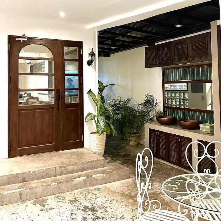 Abli — Exterior and arrival
