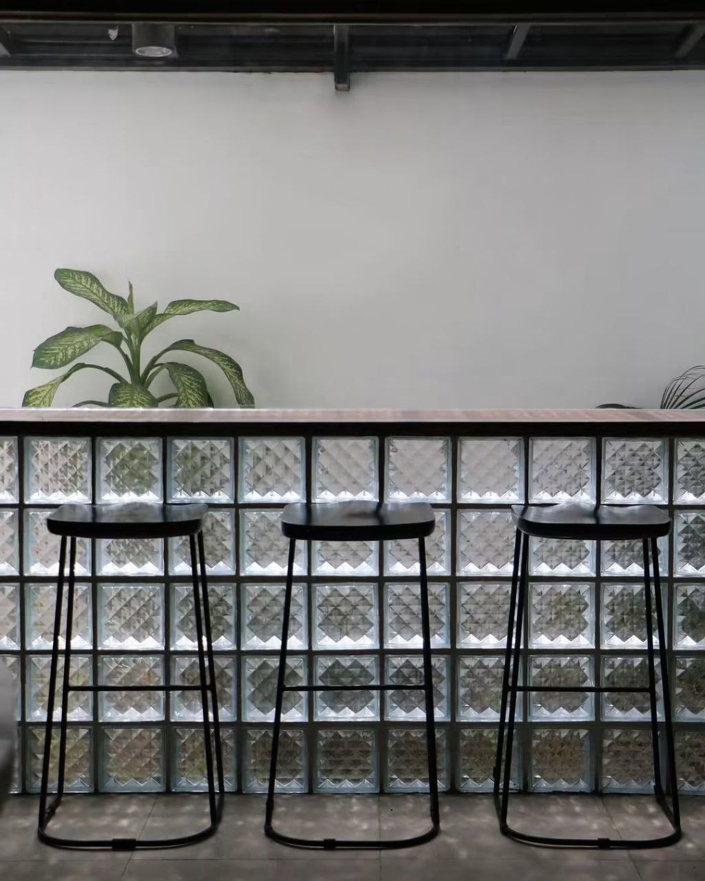 Abli — Dining-space detail