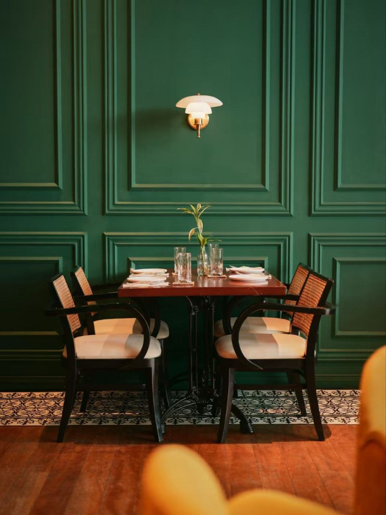 Papillon — Dining-space detail
