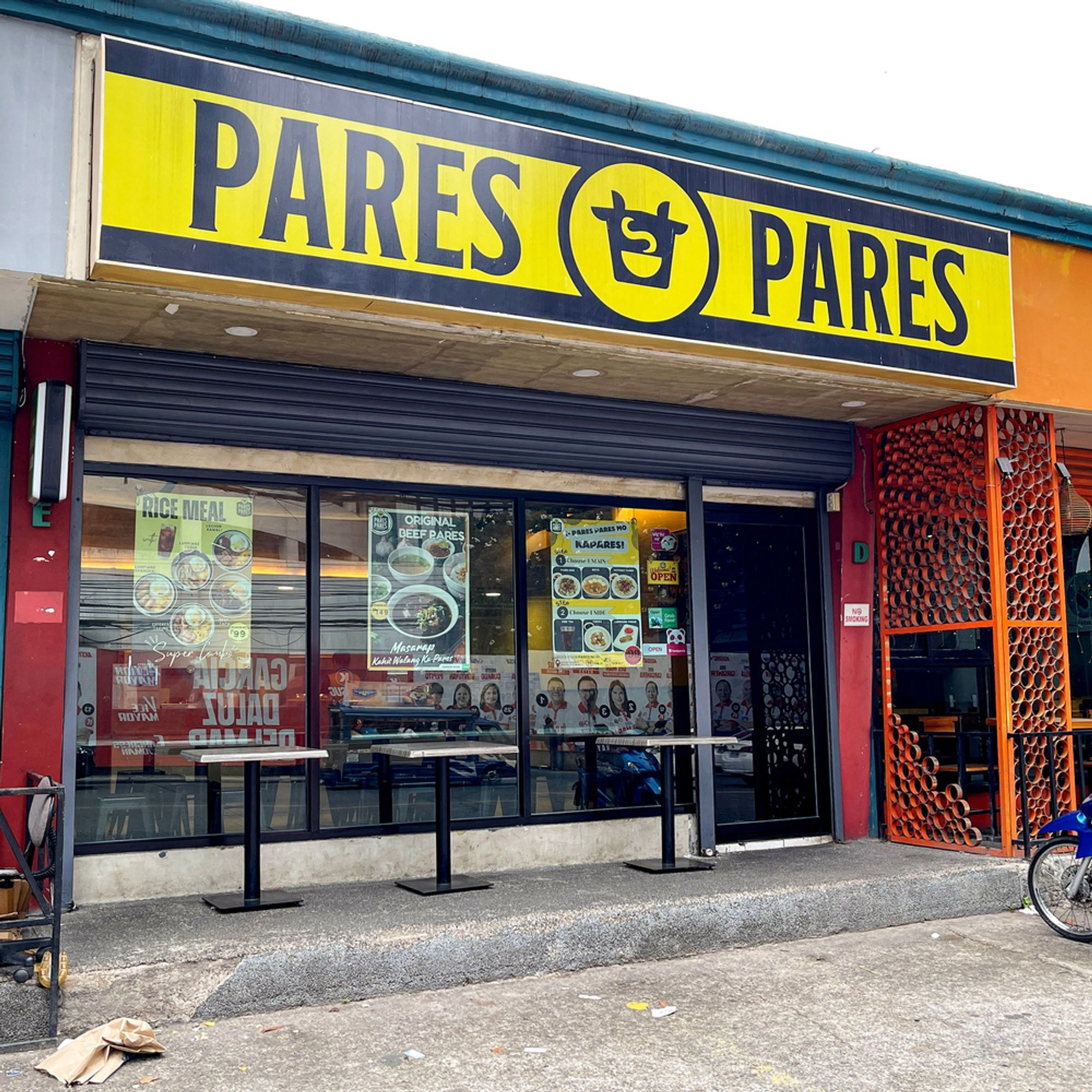 Pares Pares (N. Escario Street) — Exterior and arrival