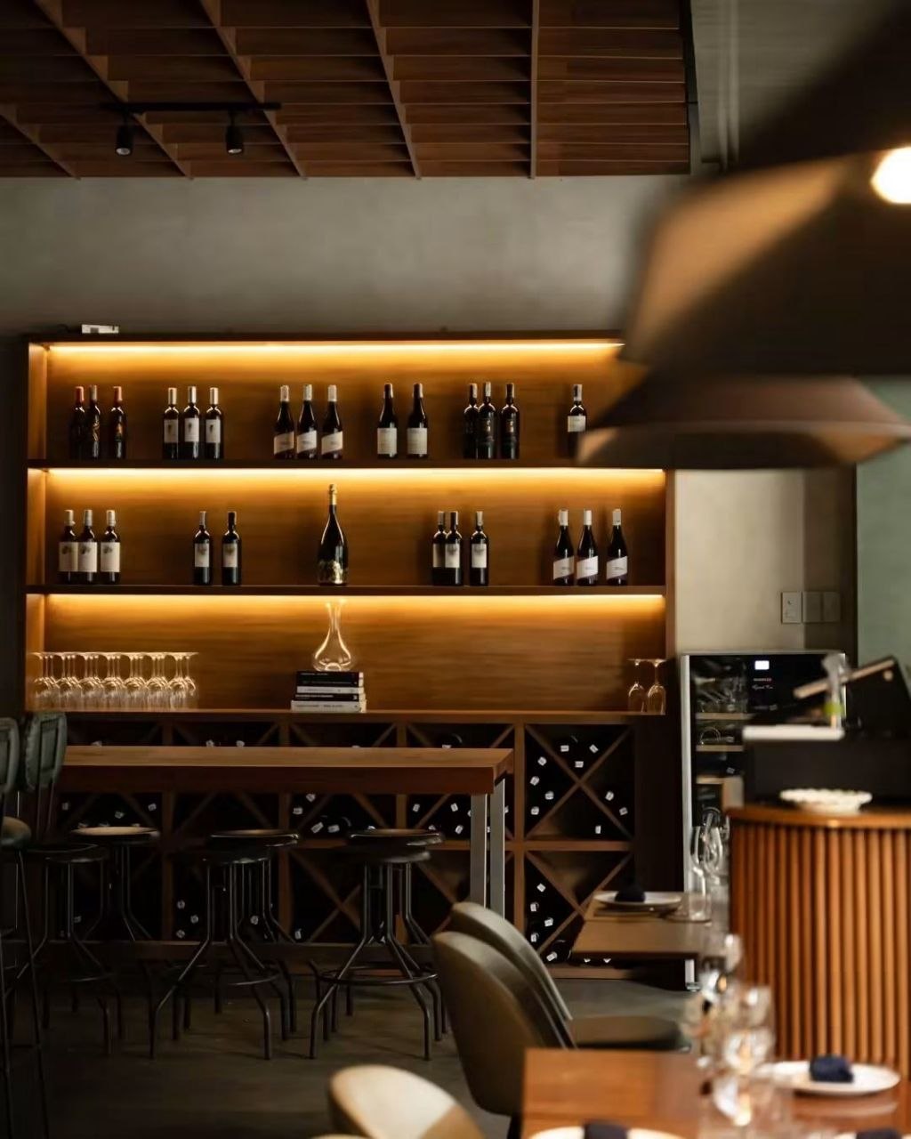 Fresca Trattoria — Dining-space detail
